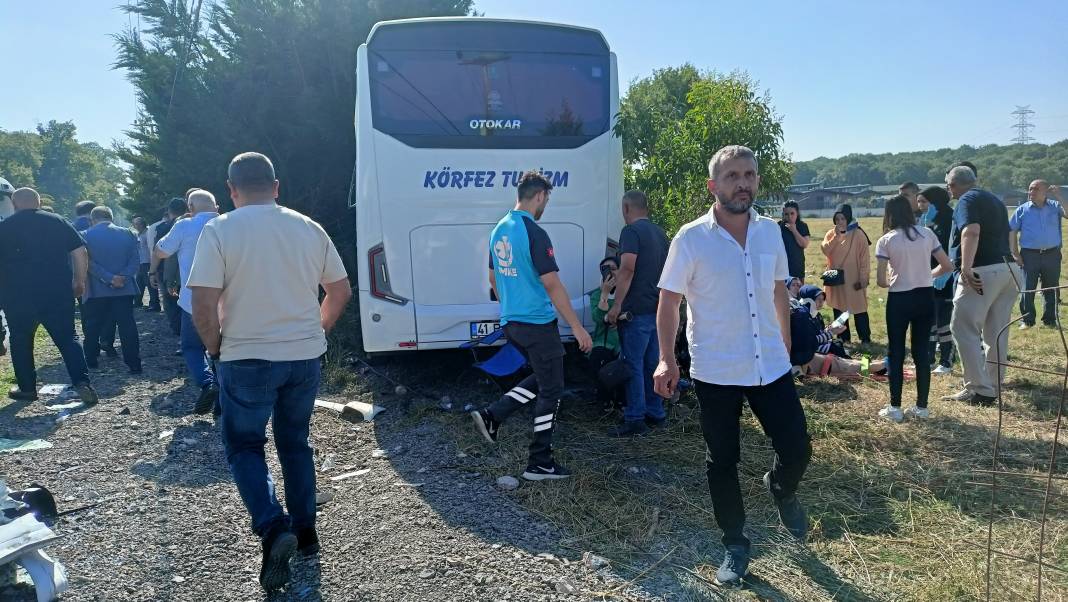 Tır ile servis midibüsü kafa kafaya çarpıştı: 1'i ağır 26 yaralı 30